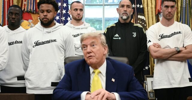 Los platos de la estrella de fútbol estadounidense en el momento de la oficina oval 'extraño' con Trump
