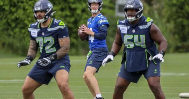 Los primeros pasos de los Seahawks con el nuevo QB Sam Darnold acompañado de escrutinio
