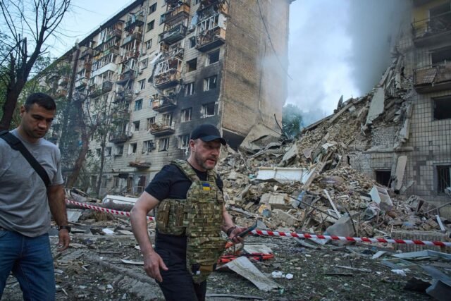Los rescatistas de Kyiv encuentran más cuerpos a medida que el número de muertos por el último ataque de misiles rusos sube a 28
