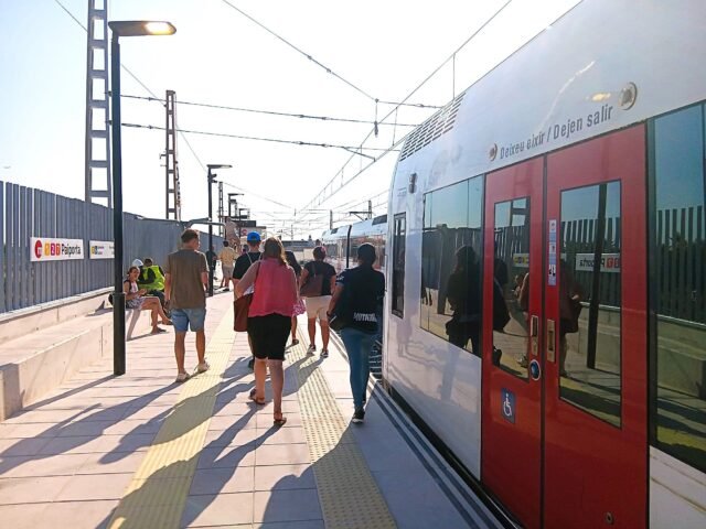 Los servicios de trenes locales con estaciones restauradas y 50 km de nueva vía regresan a 'Ground Zero' de las inundaciones de Valencia
