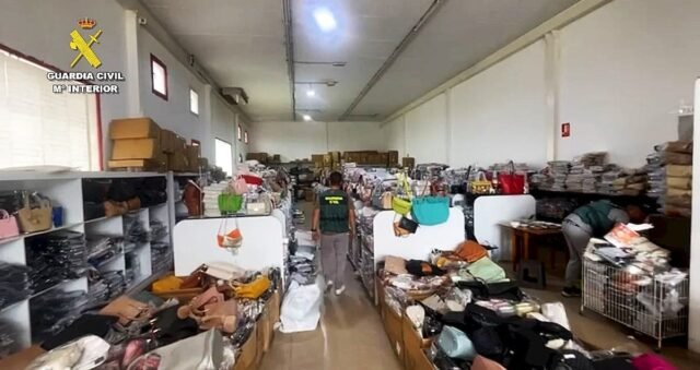 Los vendedores de calles ilegales sufren contratiempos ya que los proveedores de productos falsos son allanados en Costa Blanca
