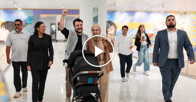 Mahmoud Khalil aterriza en Newark después de meses de detención
