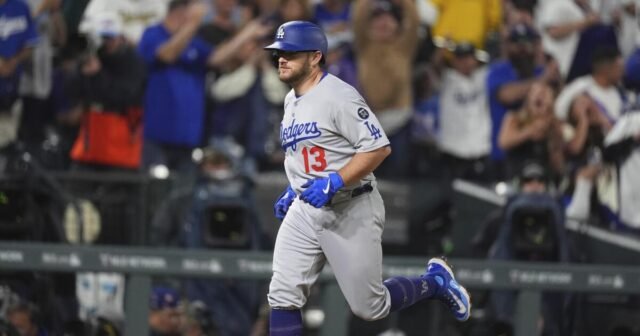 Max Muncy recibe ayuda de la lluvia, luego golpea un Grand Slam para llevar a los Dodgers más allá de las desventuradas Rockies
