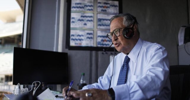 Mientras los Dodgers esperan para hablar, Jaime Jarrín ofrece apoyo a los inmigrantes
