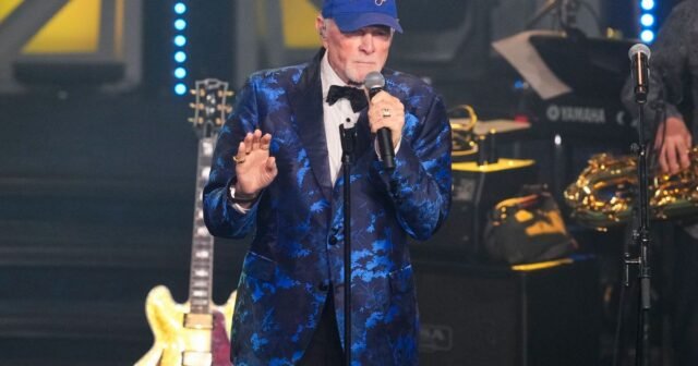 Mike Love celebra a Brian Wilson y George Clinton brilla en 2025 Songwriters Hall of Fame
