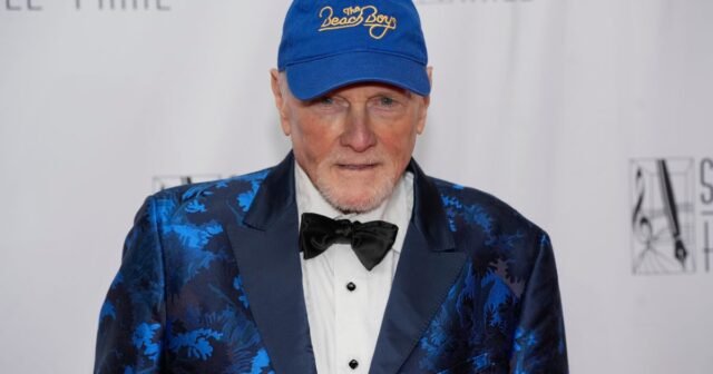 Mike Love y John Stamos rinden homenaje a Brian Wilson de Beach Boys
