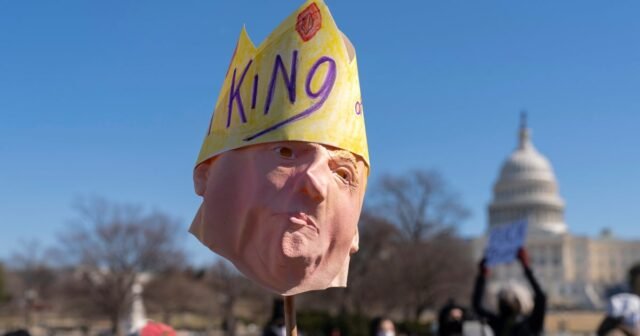 Miles de protestas de 'no reyes' contra Trump esperaban el sábado
