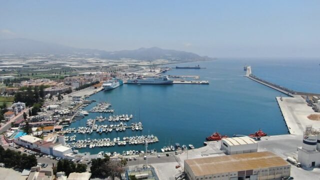 Miles de turistas británicos y estadounidenses descienden en la ciudad andalucia que compiten por ser una nueva capital de cruceros
