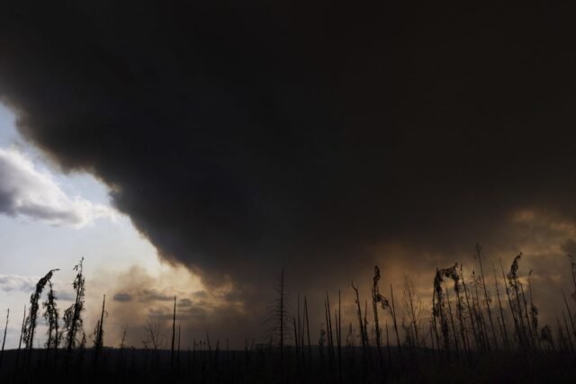 Miles evacuados en 3 provincias mientras los incendios forestales canadienses amenazan la calidad del aire en algunos estados de los Estados Unidos
