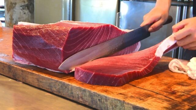 Mira el antiguo arte de la talla de atún azul en Koi Marbella, seguido de una cena exclusiva de Omakase
