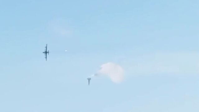 Mira el momento en que el avión de combate ruso se estrella después de que el ala se cayó durante la misión Air Raid en Ucrania
