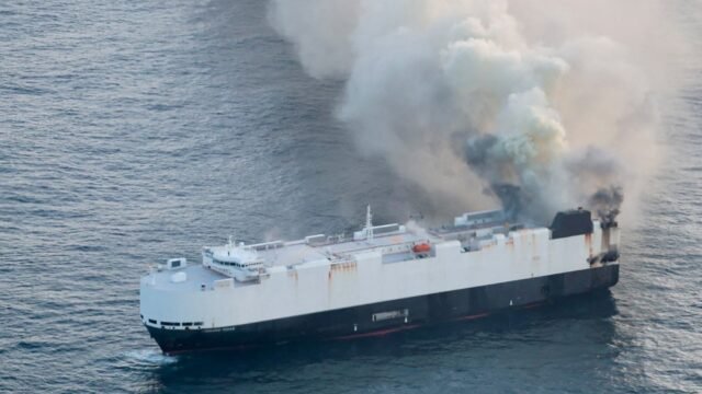 Mira la nave gigante gigante de flaming continúa ardiendo durante una semana después de que estalló Blaze en buques de carga cargados de autos eléctricos
