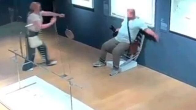 Momento El idiota turista destroza la silla 'Van Gogh', revestida de cristal, después de sentarse sobre él mientras Pal tomaba una foto
