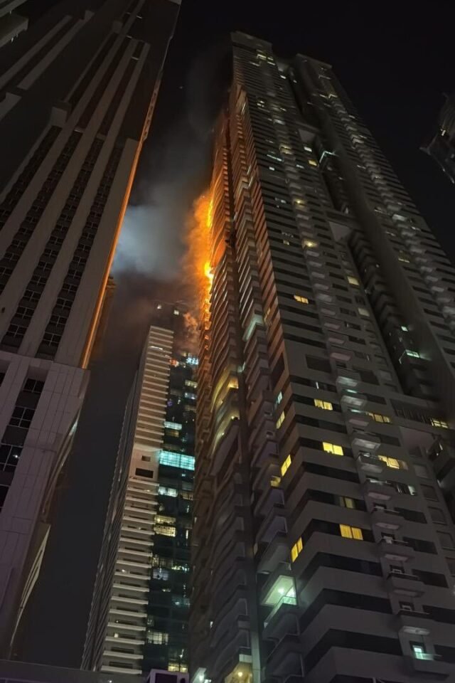 Momento aterrador en masivo fuego a través de un rascacielos de 67 pisos Dubai Marina mientras 4.000 personas huyen de un gran ascenso
