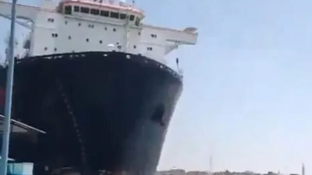 Momento aterrador fuera de control La nave de carga de 700 pies se estrella contra el puerto del Canal de Suez enviando a los trabajadores que huyen por sus vidas
