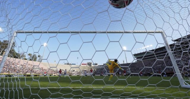 Monterrey vence a Urawa en el Rose Bowl, avanza en la Copa Mundial de Clubes
