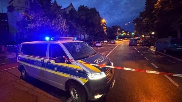 Mujer, de 30 años, asesinado a tiros por policías armados después de 'atacar a dos personas con cuchillo' en el cuadrado utilizado para el Oktoberfest
