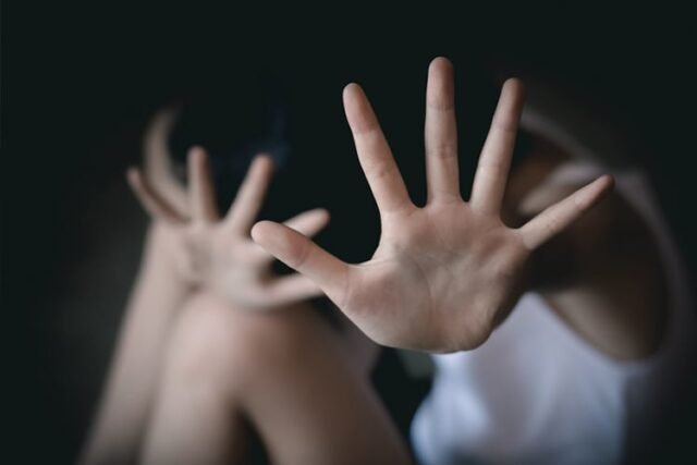 Mujer de 'habla inglesa' encontrada semidennada en Valencia Park después de asalto sexual grupal
