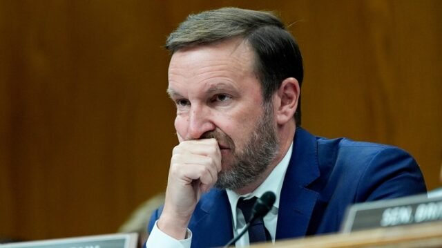 Murphy dice que cree que 'existe la posibilidad' de que el megabill de Trump no pase
