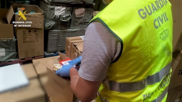 Nacionales chinos arrestados por importar 6 millones de euros de bienes falsos para vender en España

