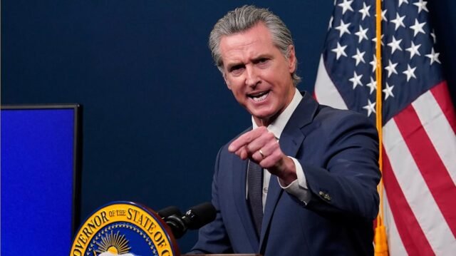 Newsom se convierte en un luchador, y los demócratas más allá de California están animando
