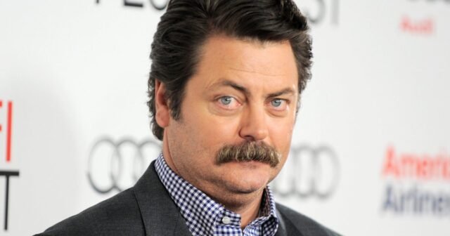 Nick Offerman golpea a Michael Flynn Jr. Durante el ataque del Mes del Orgullo
