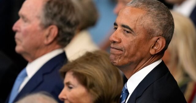 Obama dice que nos mudamos 'peligrosamente cerca' de la autocracia bajo Trump
