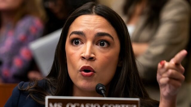 Ocasio-Cortez dice que Irán bombardea los terrenos para el juicio político de Trump
