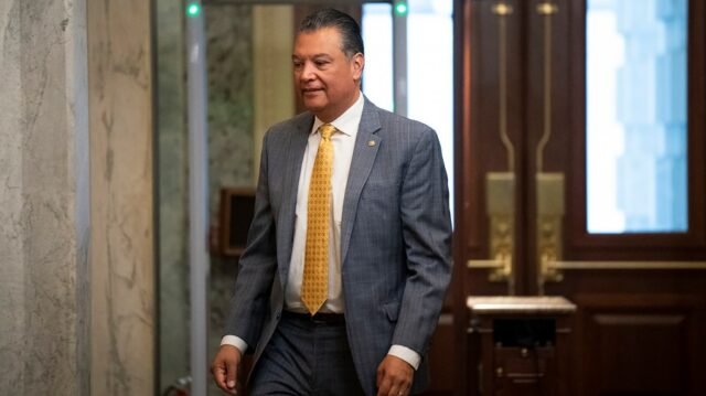 Padilla pone sujeción en la manta a los nominados de la EPA de Trump
