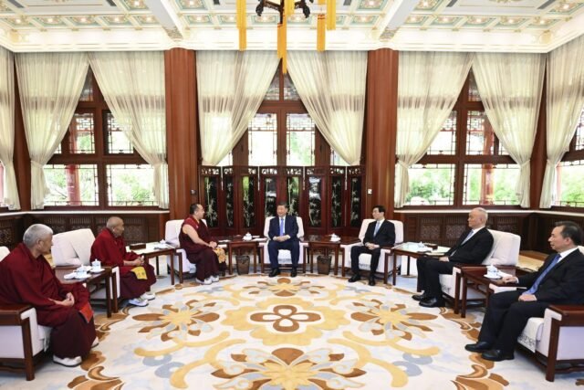 Panchen Lama de China promete la lealtad al Partido Comunista en una reunión con XI
