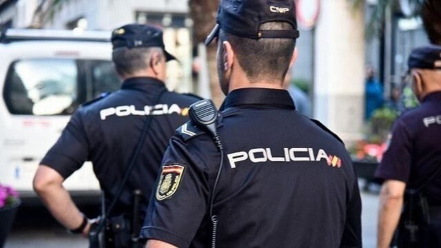 Pandilla adolescente encapuchada golpeó brutalmente a un chico en un horrible ataque fuera de la escuela en España
