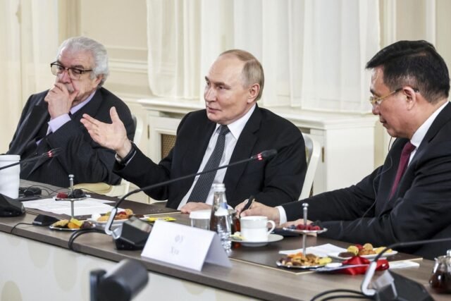 Putin dice que Rusia podría ayudar a negociar un acuerdo entre Irán e Israel
