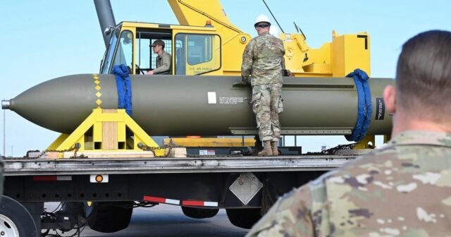 Qué saber sobre el MOP y el B-2, la bomba y el avión de búnker-buster que podrían usarse para golpear a Irán
