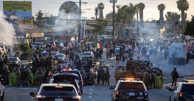 Qué saber sobre las protestas de inmigración de Los Ángeles después de las operaciones de hielo en toda la ciudad
