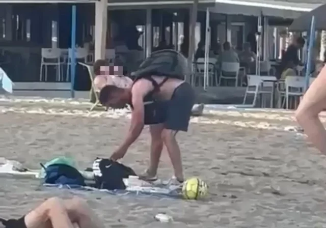 RELOJ: Los ladrones descarados hurgan a través de pertenencias en una playa de Málaga, antes de ser atrapados momentos después

