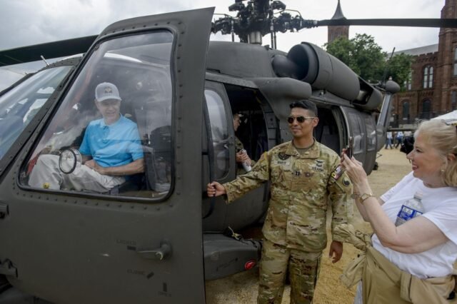 RELOJ: Matt Delaney en la celebración del ejército en el centro comercial nacional
