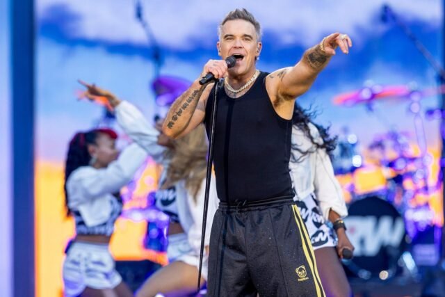 Robbie Williams Review, Edimburgo: Britpop Tour Veers desde el espectáculo electrificado hasta Plain Awull
