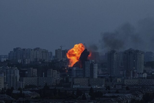 Rusia lanza drones masivos durante la noche, golpe de misiles en Kyiv
