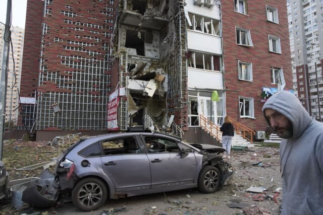 Rusia lanza otro ataque de drones y misiles a gran escala contra Ucrania, mata a 3 y las heridas 13
