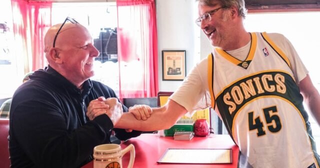 Sonics Love trasciende Thunder Hate en la fiesta de relojes de Ballard Sports Bar
