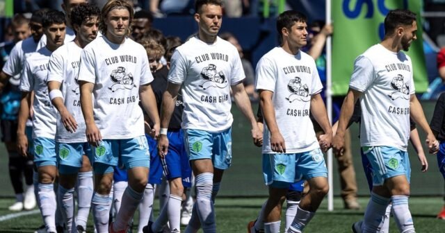 Sounders Protest Club World Cup Pague con camisetas 'CA $ H Grab'
