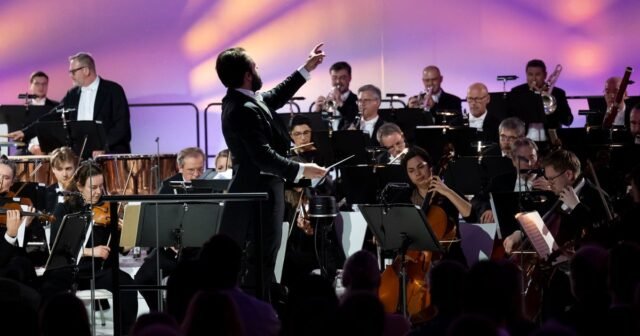 Strauss '' Blue Danube 'se transmite al espacio mientras Viena celebra con un concierto
