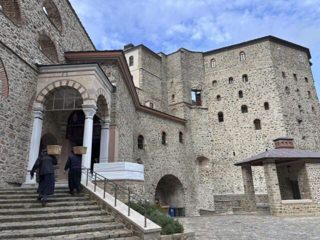 Terremotos Daño Monasterios centenarios en una comunidad religiosa aislada en Grecia
