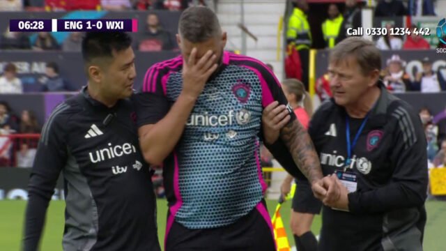 Tony Bellew forzó 5 minutos en la ayuda de fútbol y ayudó a bajar el túnel
