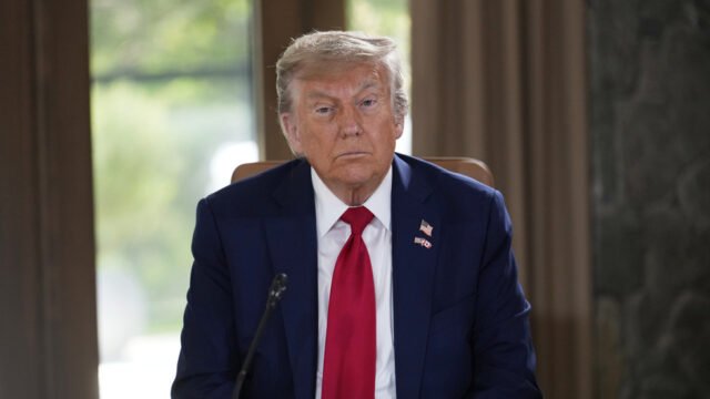 Trump advierte a 'todos' para huir de Teherán - RT World News
