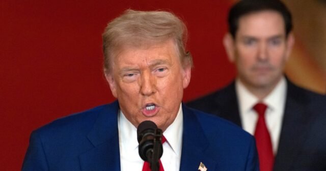 Trump contradice a su propio vicepresidente sobre el 'cambio de régimen' en Irán
