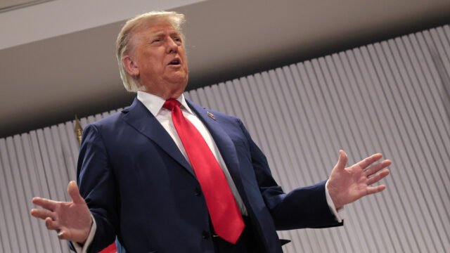 Trump mirando la intervención en conflicto contra Irán - Medios - RT World News
