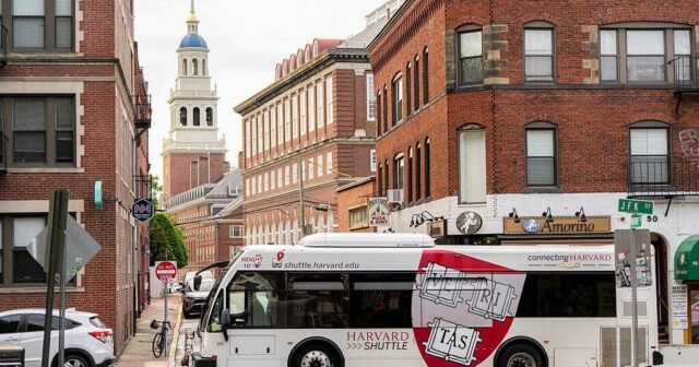 Trump restringe a los estudiantes internacionales de estudiar en Harvard
