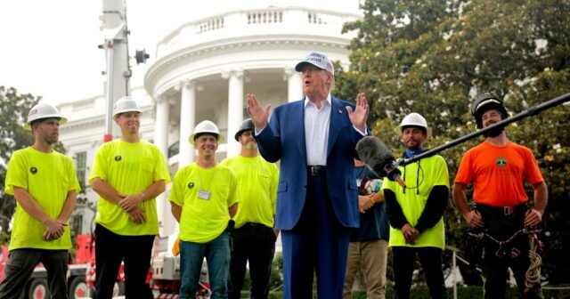 Trump se divide sobre la asta de la bandera 'hermosa' frente a la Casa Blanca
