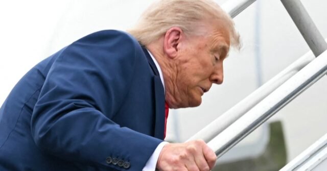 Trump tropieza con las escaleras de Air Force One
